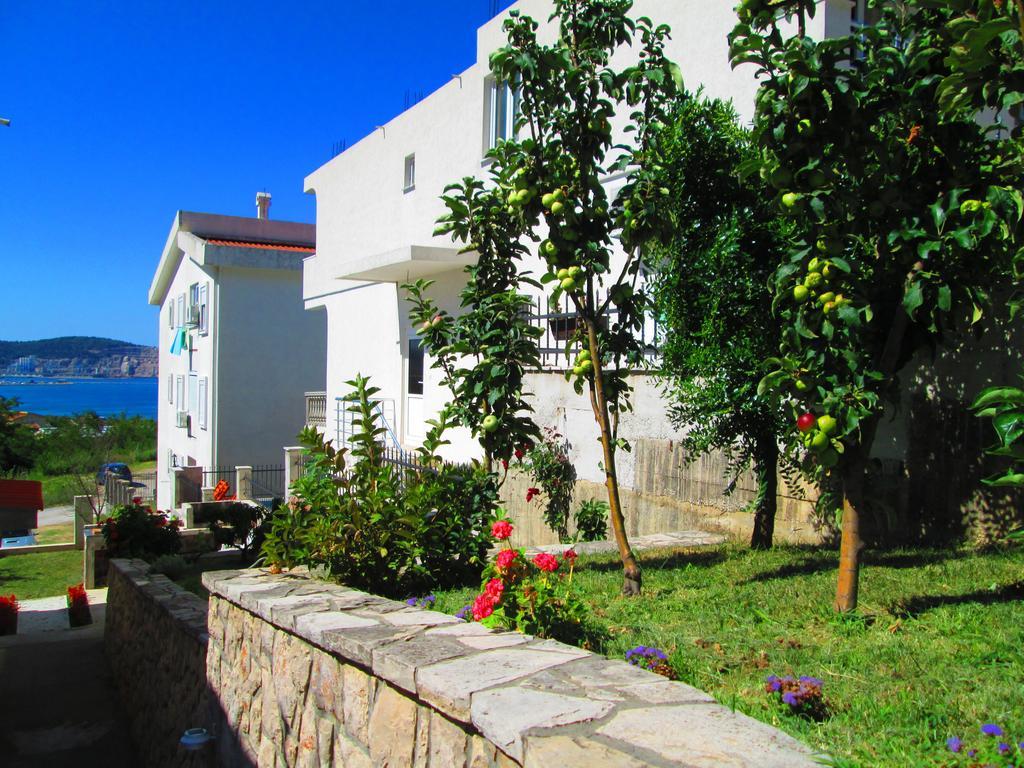 Apartments Miki Bar Bagian luar foto