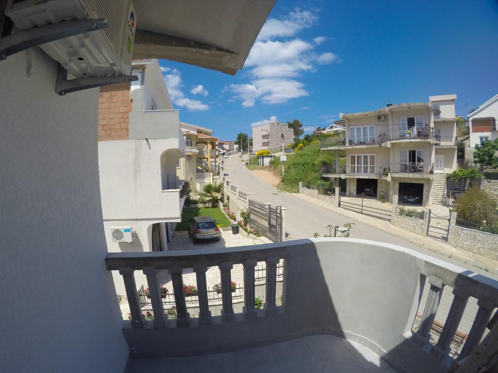 Apartments Miki Bar Bagian luar foto