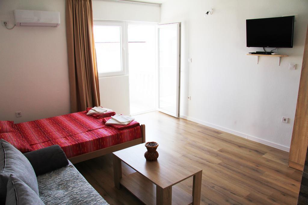 Apartments Miki Bar Bagian luar foto
