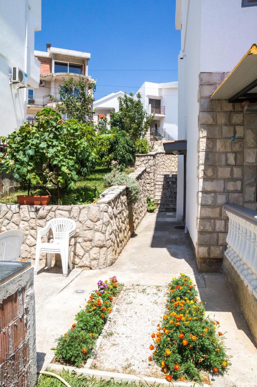 Apartments Miki Bar Bagian luar foto